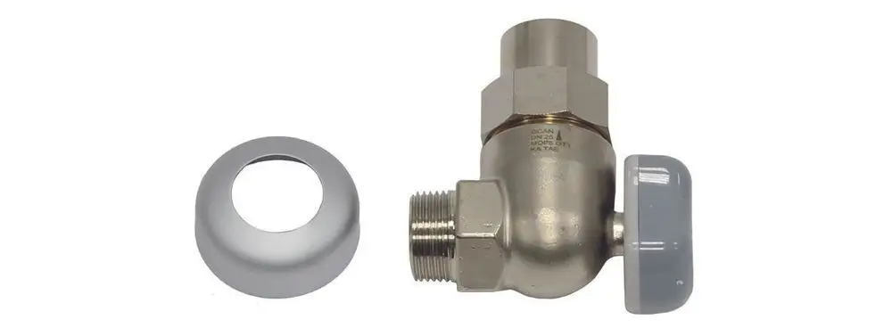 Gaskugelhahn-Eck aus Metall mit einer grauen Bedienkugel und einer Brandschutzeinrichtung, neben einer runden Abdeckplatte, hergestellt von Vaillant.